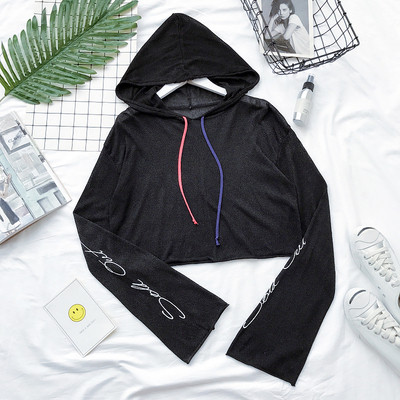 Дамска спортна блуза в широк модел с качулка, в бял и черен цвят