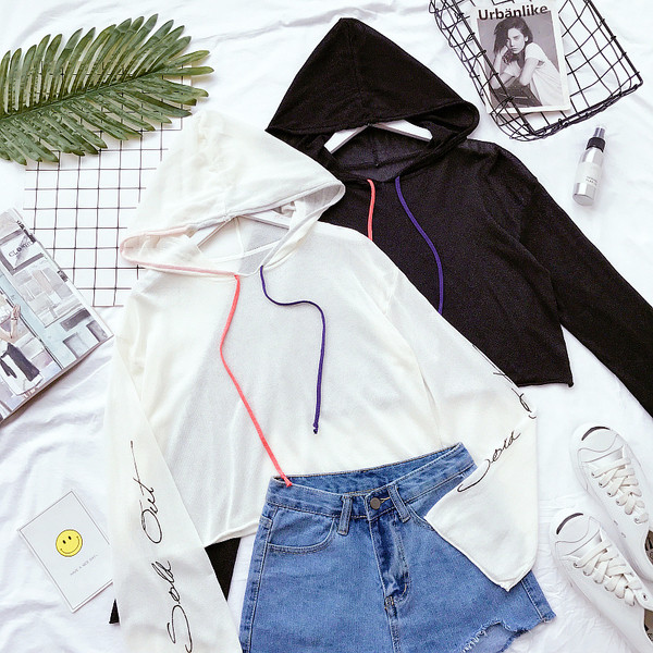 Дамска спортна блуза в широк модел с качулка, в бял и черен цвят