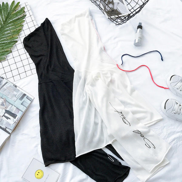 Дамска спортна блуза в широк модел с качулка, в бял и черен цвят