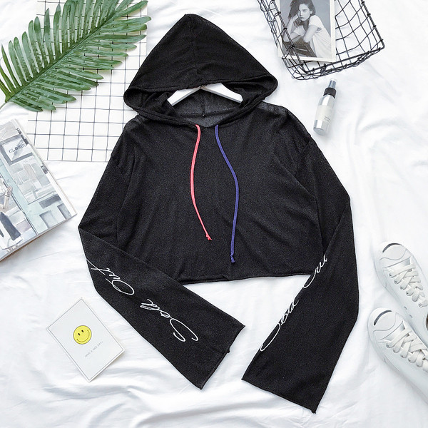 Дамска спортна блуза в широк модел с качулка, в бял и черен цвят