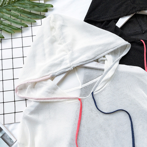 Дамска спортна блуза в широк модел с качулка, в бял и черен цвят