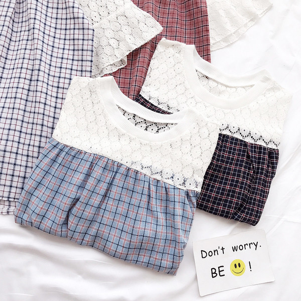 Стилна дамска блуза с дантела на каре, подходяща за ежедневие