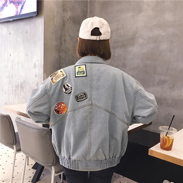 Ένα μοντέρνο μπουφάν τζιν για γυναίκες με ανοιχτόχρωμο χρώμα και ευρύ σχέδιο