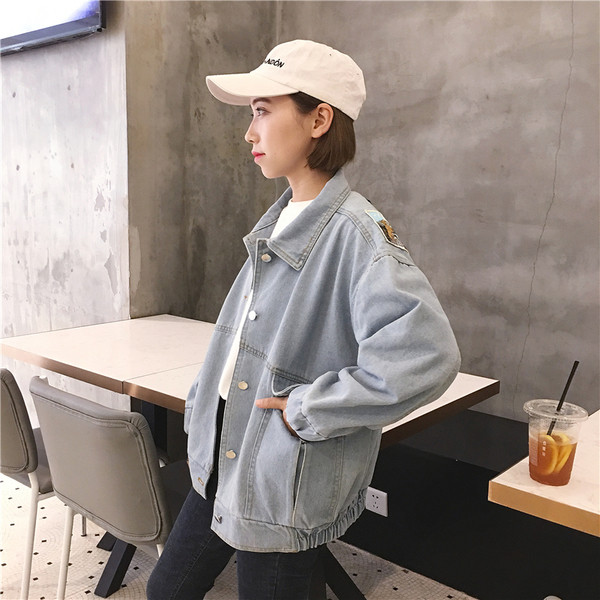 Ένα μοντέρνο μπουφάν τζιν για γυναίκες με ανοιχτόχρωμο χρώμα και ευρύ σχέδιο