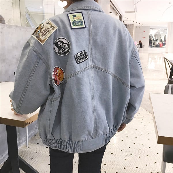 Ένα μοντέρνο μπουφάν τζιν για γυναίκες με ανοιχτόχρωμο χρώμα και ευρύ σχέδιο