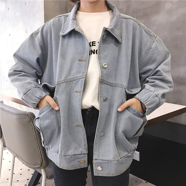 Ένα μοντέρνο μπουφάν τζιν για γυναίκες με ανοιχτόχρωμο χρώμα και ευρύ σχέδιο