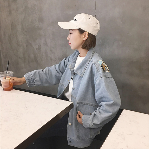 Ένα μοντέρνο μπουφάν τζιν για γυναίκες με ανοιχτόχρωμο χρώμα και ευρύ σχέδιο