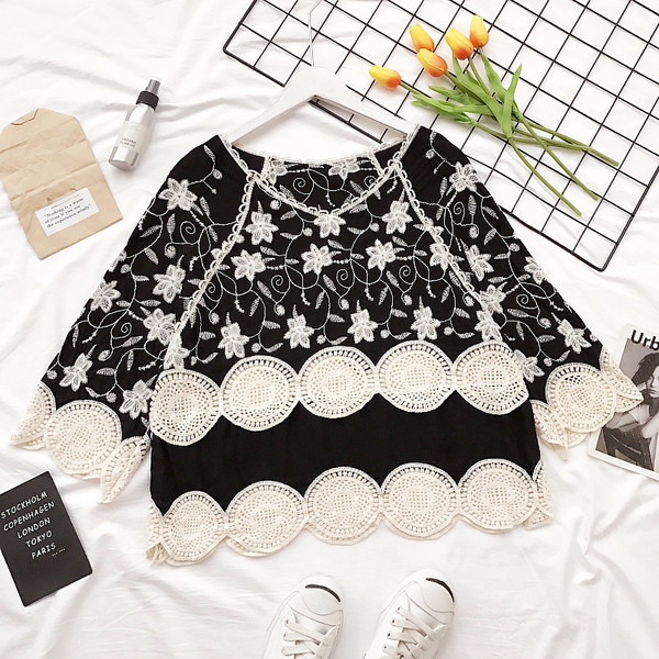 Γυναικεία μπλούζα  φαρδιά με δαντέλα