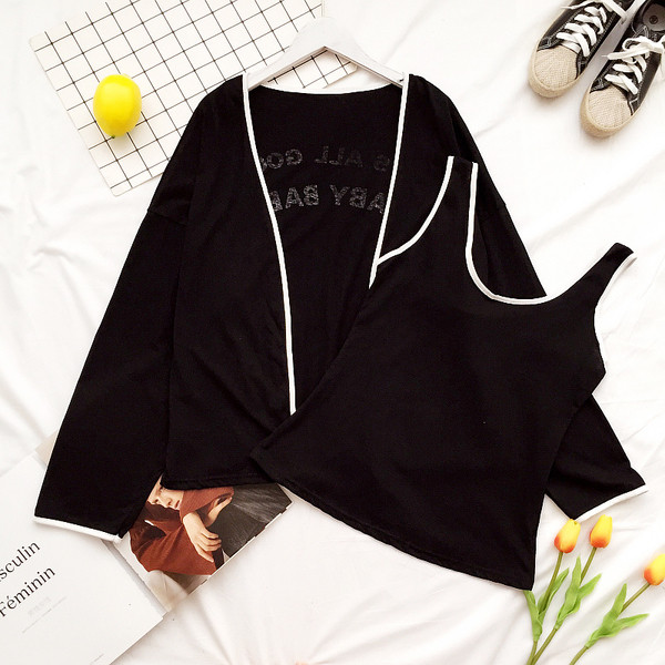 Γυναικεία αθλητική λευκή και μαύρη μπλούζα κατάλληλη για τη καθημερινή ζωή