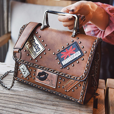 Мини дамска чанта с две метални дръжки с апликации и метална декорация в няколко цвята