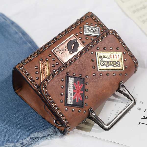 Мини дамска чанта с две метални дръжки с апликации и метална декорация в няколко цвята