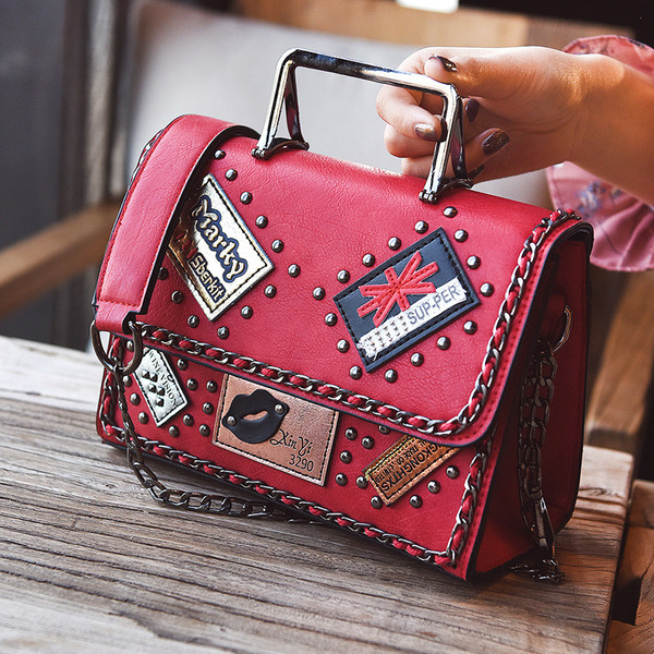 Мини дамска чанта с две метални дръжки с апликации и метална декорация в няколко цвята