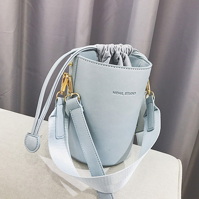 Много красива дамска чанта с широка дръжка в три цвята