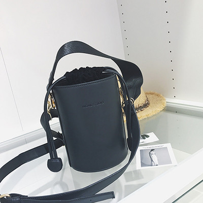 Много красива дамска чанта с широка дръжка в три цвята