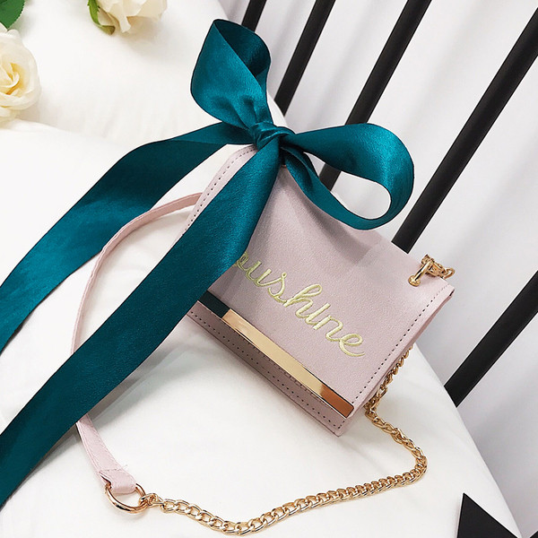 Πολύ όμορφη μίνι τσάντα  γυναικεία με πολλά χρώματα και μεταλλική λαβή