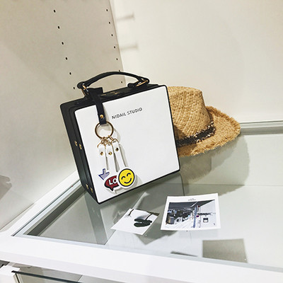 Πολύ όμορφη και πρακτική μίνι τσάντα για τις κυρίες σε τρία χρώματα