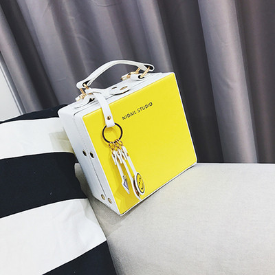 Πολύ όμορφη και πρακτική μίνι τσάντα για τις κυρίες σε τρία χρώματα