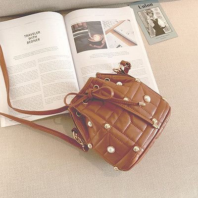 Мини дамска чанта тип торба с метална декорация и мъниста