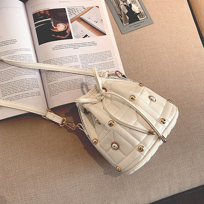 Мини дамска чанта тип торба с метална декорация и мъниста