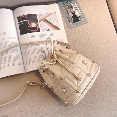 Мини дамска чанта тип торба с метална декорация и мъниста