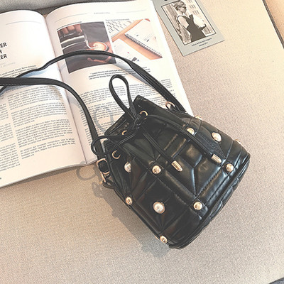 Мини дамска чанта тип торба с метална декорация и мъниста