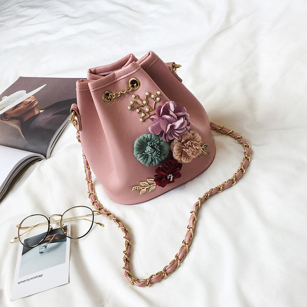 Μίνι  γυναικεία τσάντα  με 3D floral διακόσμηση με μεταλλική λαβή