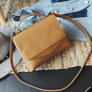 Елегантна дамска чанта в изчистен модел с две дръжки