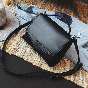 Елегантна дамска чанта в изчистен модел с две дръжки