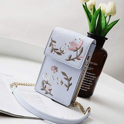 Γλυκιά μίνι τσάντα σε ορθογώνιο σχήμα με κεντημένη διακόσμηση και μεταλλική λαβή