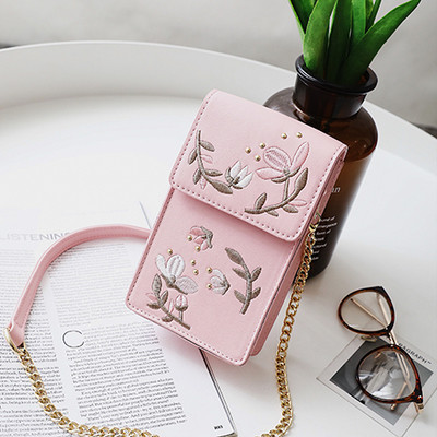 Γλυκιά μίνι τσάντα σε ορθογώνιο σχήμα με κεντημένη διακόσμηση και μεταλλική λαβή