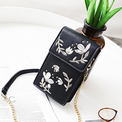 Γλυκιά μίνι τσάντα σε ορθογώνιο σχήμα με κεντημένη διακόσμηση και μεταλλική λαβή