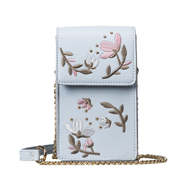 Γλυκιά μίνι τσάντα σε ορθογώνιο σχήμα με κεντημένη διακόσμηση και μεταλλική λαβή