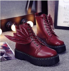 Много стилни дамски високи боти с груба подметка и много интересни крила