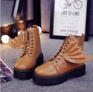 Много стилни дамски високи боти с груба подметка и много интересни крила