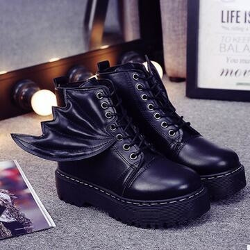 Много стилни дамски високи боти с груба подметка и много интересни крила