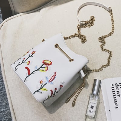 Мини дамска чанта тип торба с метална дръжка и флорална бродерия