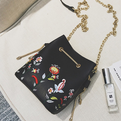 Мини дамска чанта тип торба с метална дръжка и флорална бродерия