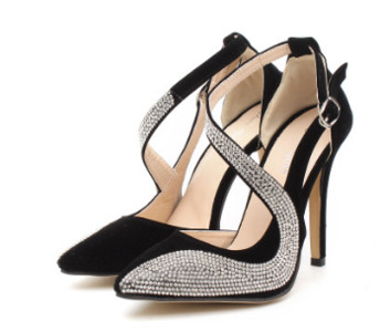 Πολύ κομψά γυναικεία παπούτσια με ψηλά τακούνια και με ενδιαφέρον λαμπερά βότσαλα