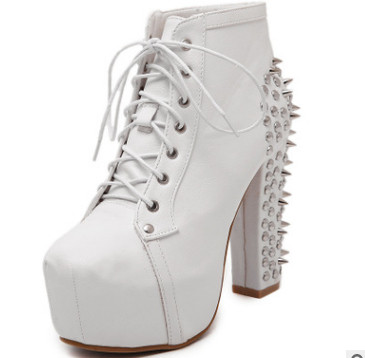 Високи дамски затворени обувки с връзки и много интересни лъскави нитове по цялата дължина на тока