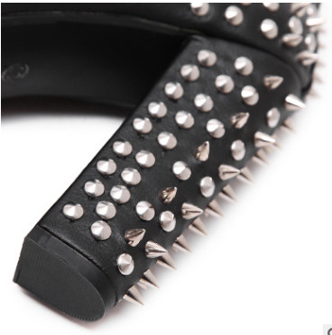 Високи дамски затворени обувки с връзки и много интересни лъскави нитове по цялата дължина на тока