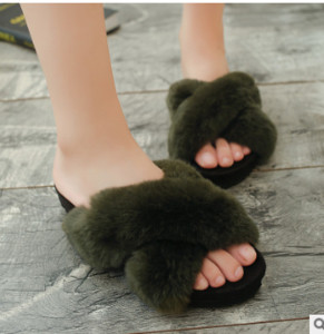 Актуални дамски чехли с равна подметка и много стилен пух