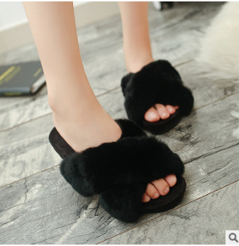 Актуални дамски чехли с равна подметка и много стилен пух