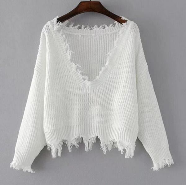 Μοντέρνο  γυναικείο πουλόβερ με ντεκολτέ σε σχήμα V και ραβδώσεις