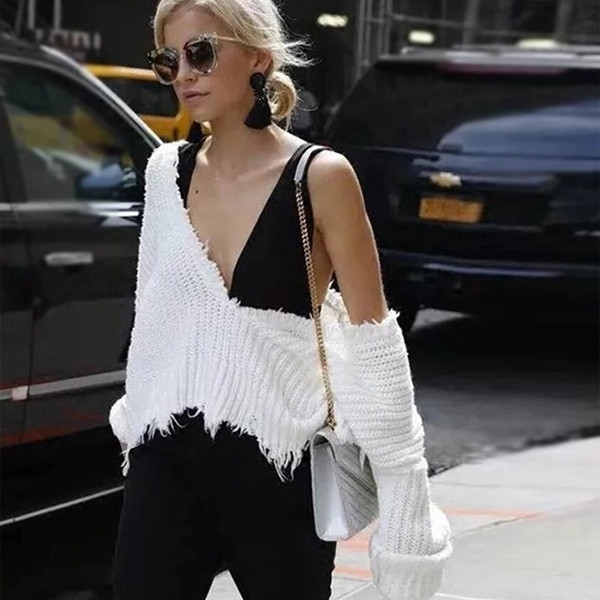 Μοντέρνο  γυναικείο πουλόβερ με ντεκολτέ σε σχήμα V και ραβδώσεις