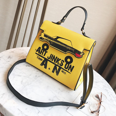 Μια ενδιαφέρουσα γυναικεία τσάντα σε μαύρο, λευκό και κίτρινο