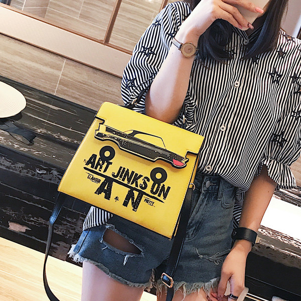 Μια ενδιαφέρουσα γυναικεία τσάντα σε μαύρο, λευκό και κίτρινο