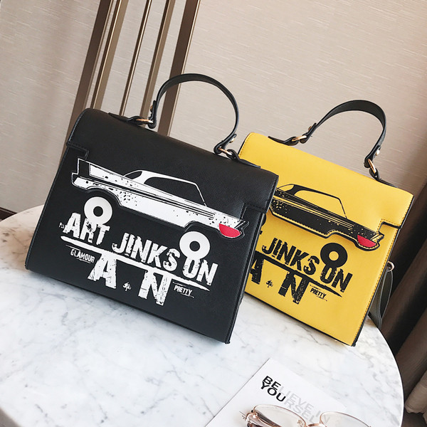 Μια ενδιαφέρουσα γυναικεία τσάντα σε μαύρο, λευκό και κίτρινο