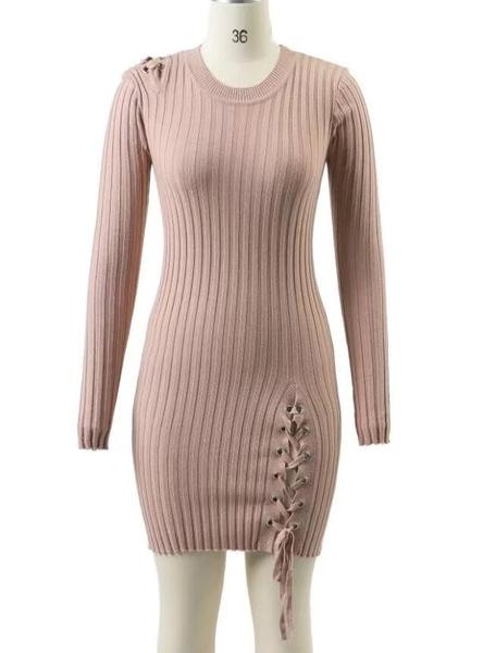 Γυναικείο  πλισέ φόρεμα και  με ενδιαφέροντες δεσμούς