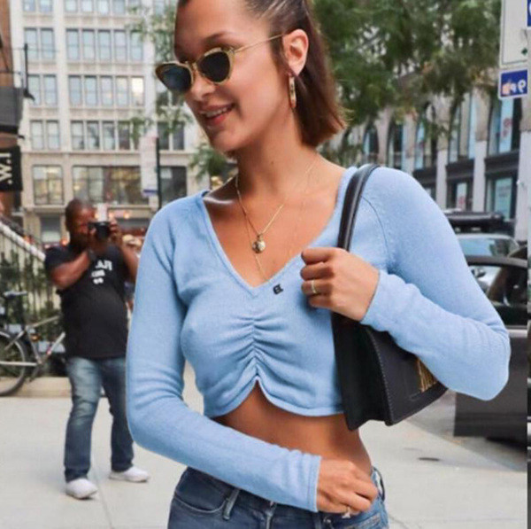 Много стилна дамска къса блузка с V-образно деколте и дълги ръкави