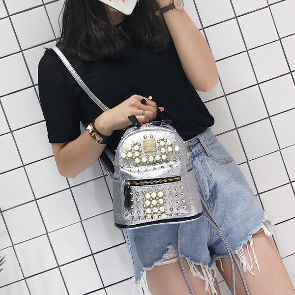 Μίνι γυαλιστερό γυναικείο σακίδιο σε τρία χρωμάτα